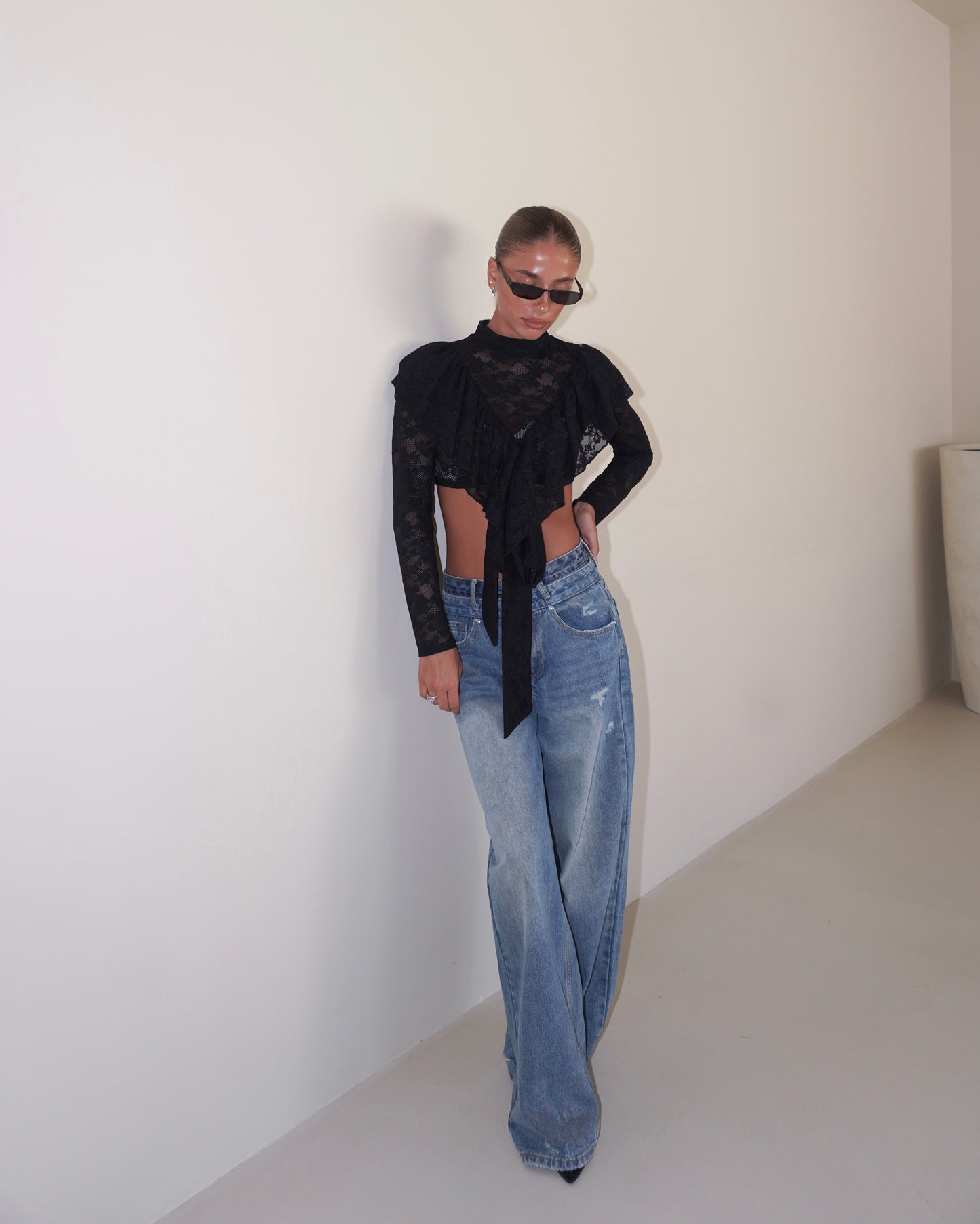 TOP IN PIZZO A MANICHE LUNGHE CON FIOCCHI
