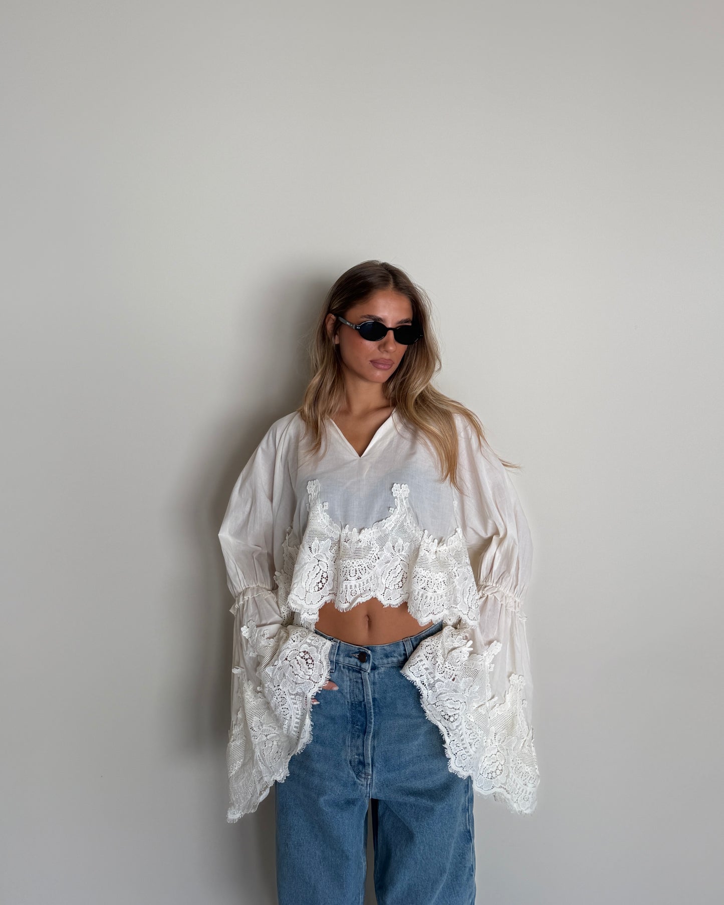 BLUSA CON PIZZO E MANICA AMPIA