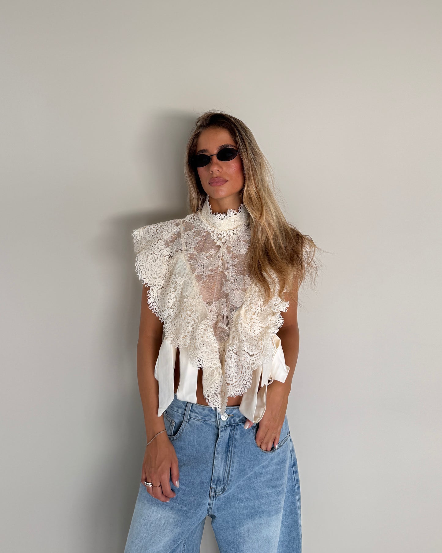 TOP IN PIZZO CON FIOCCHI LATERALI