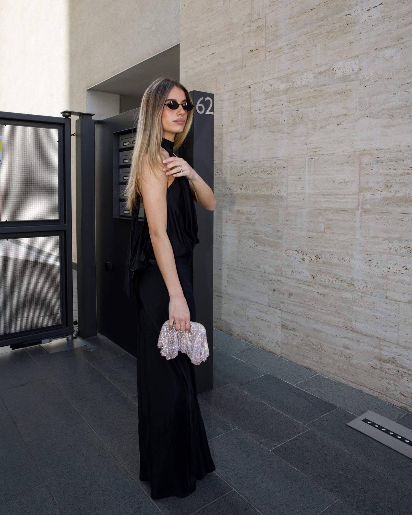 ABITO LUNGO SATINATO SCOLLO HALTER