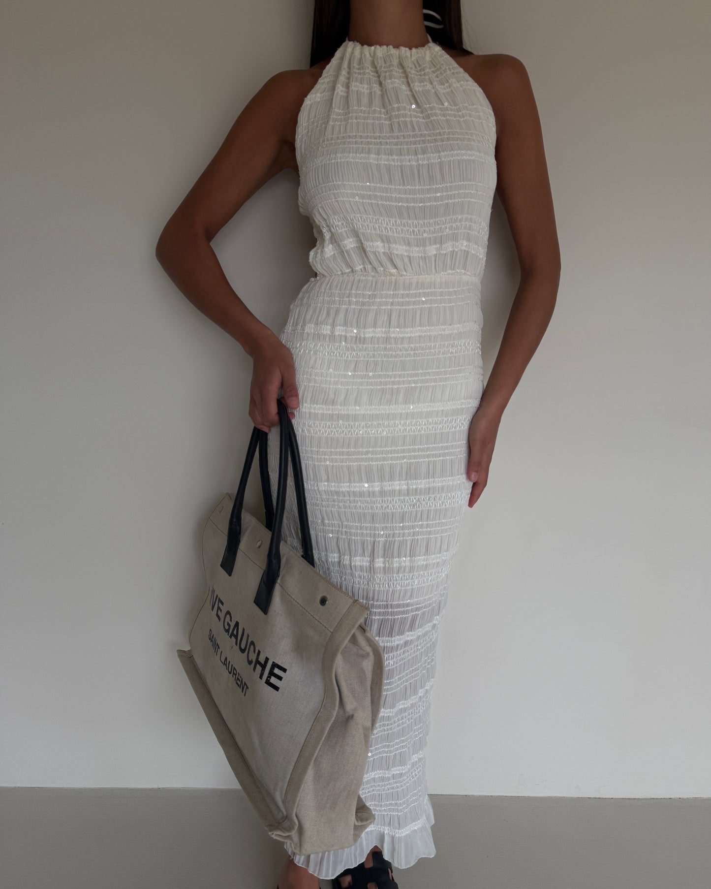 ABITO LUNGO CON SCOLLO HALTER