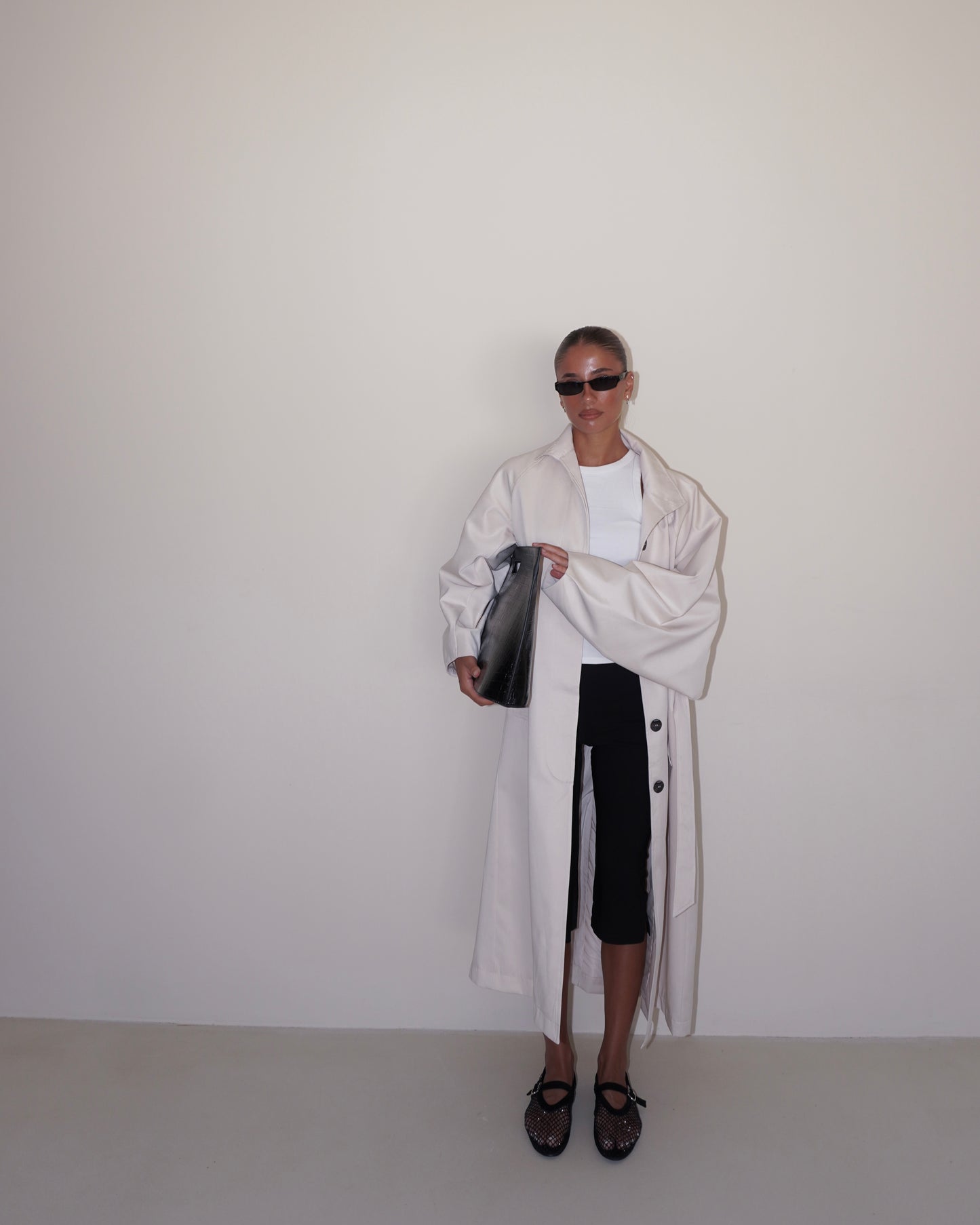 TRENCH CON BOTTONI E CINTURA