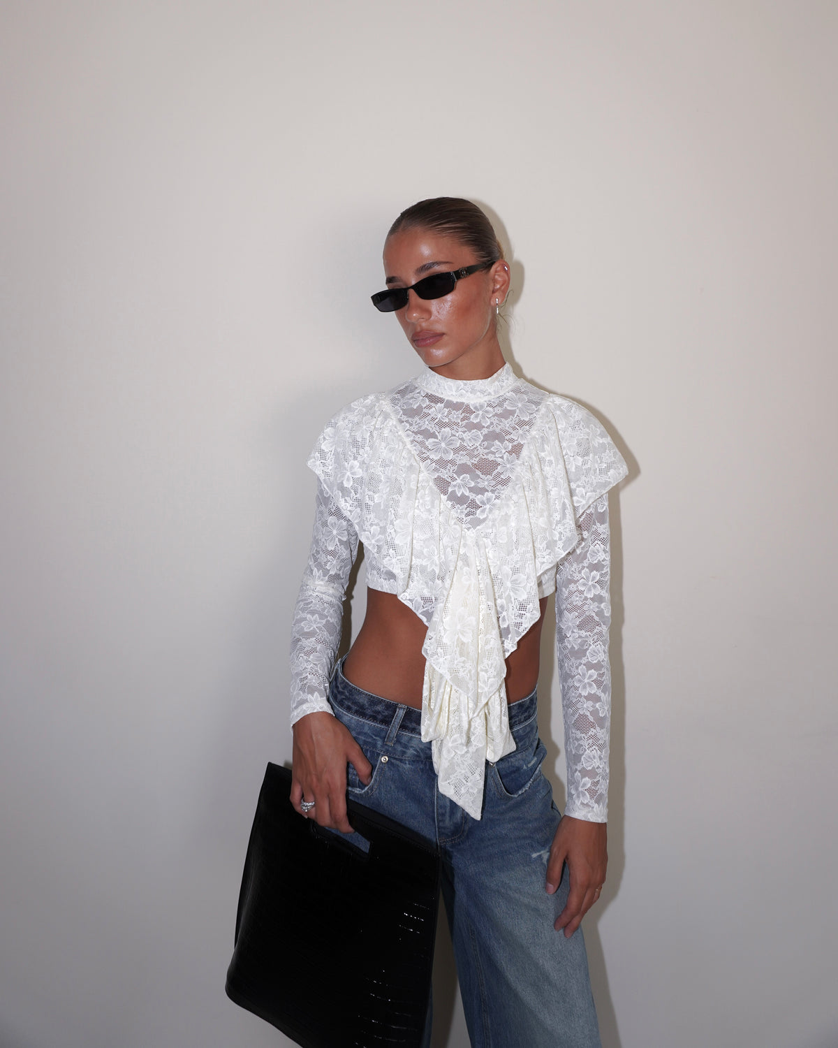 TOP IN PIZZO A MANICHE LUNGHE CON FIOCCHI