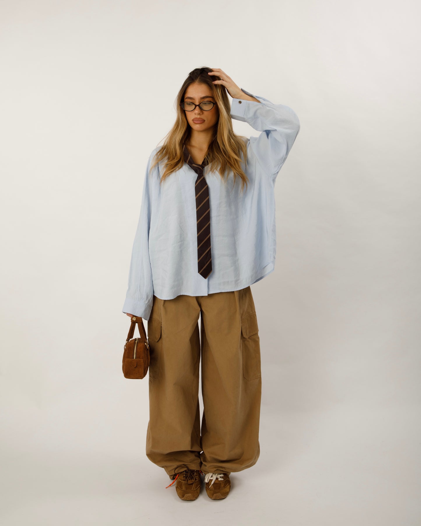 CAMICIA CON PINCES E CRAVATTA