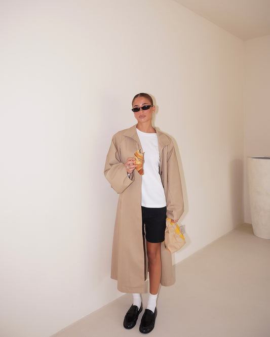 TRENCH CON BOTTONI E CINTURA