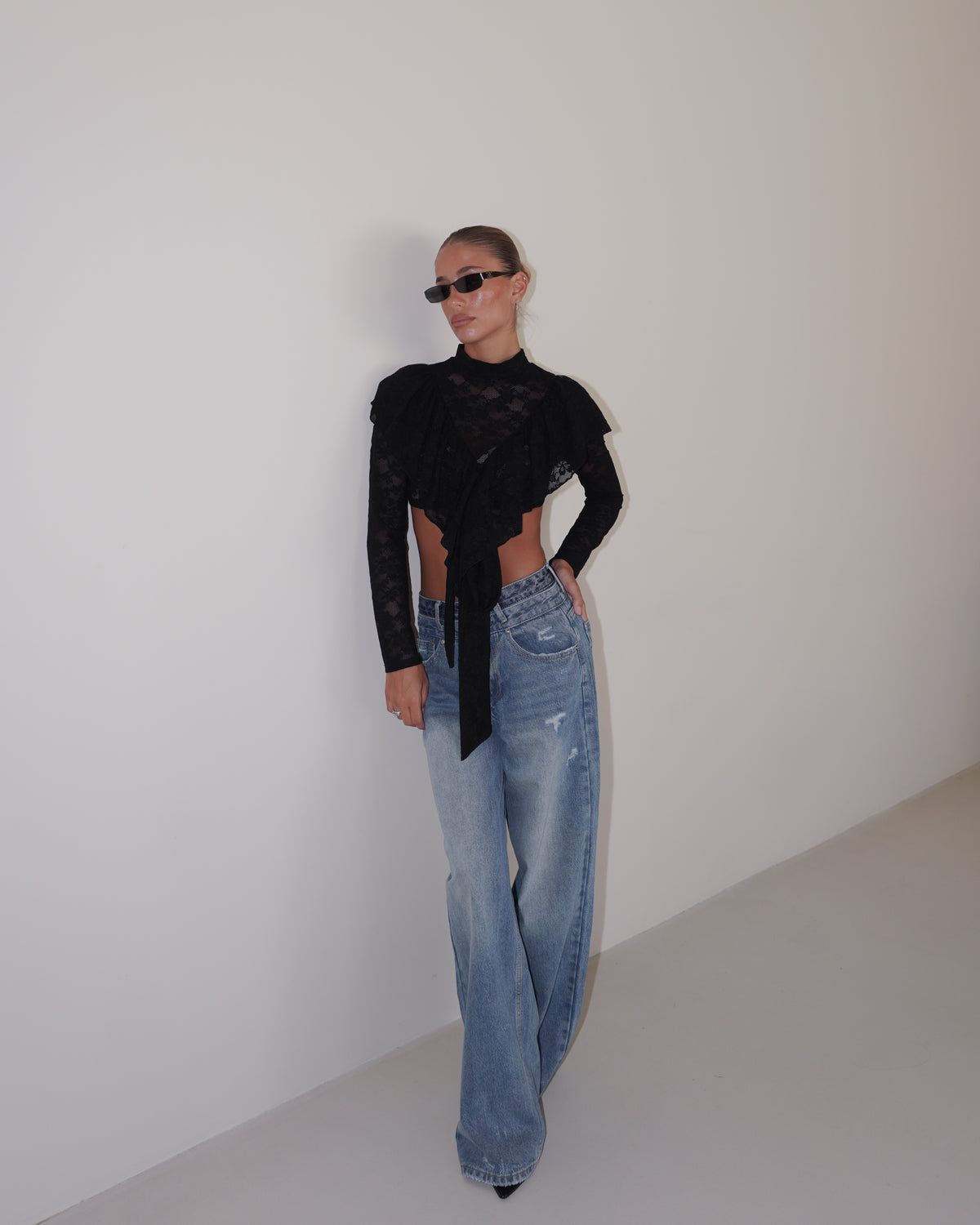 TOP IN PIZZO A MANICHE LUNGHE CON FIOCCHI