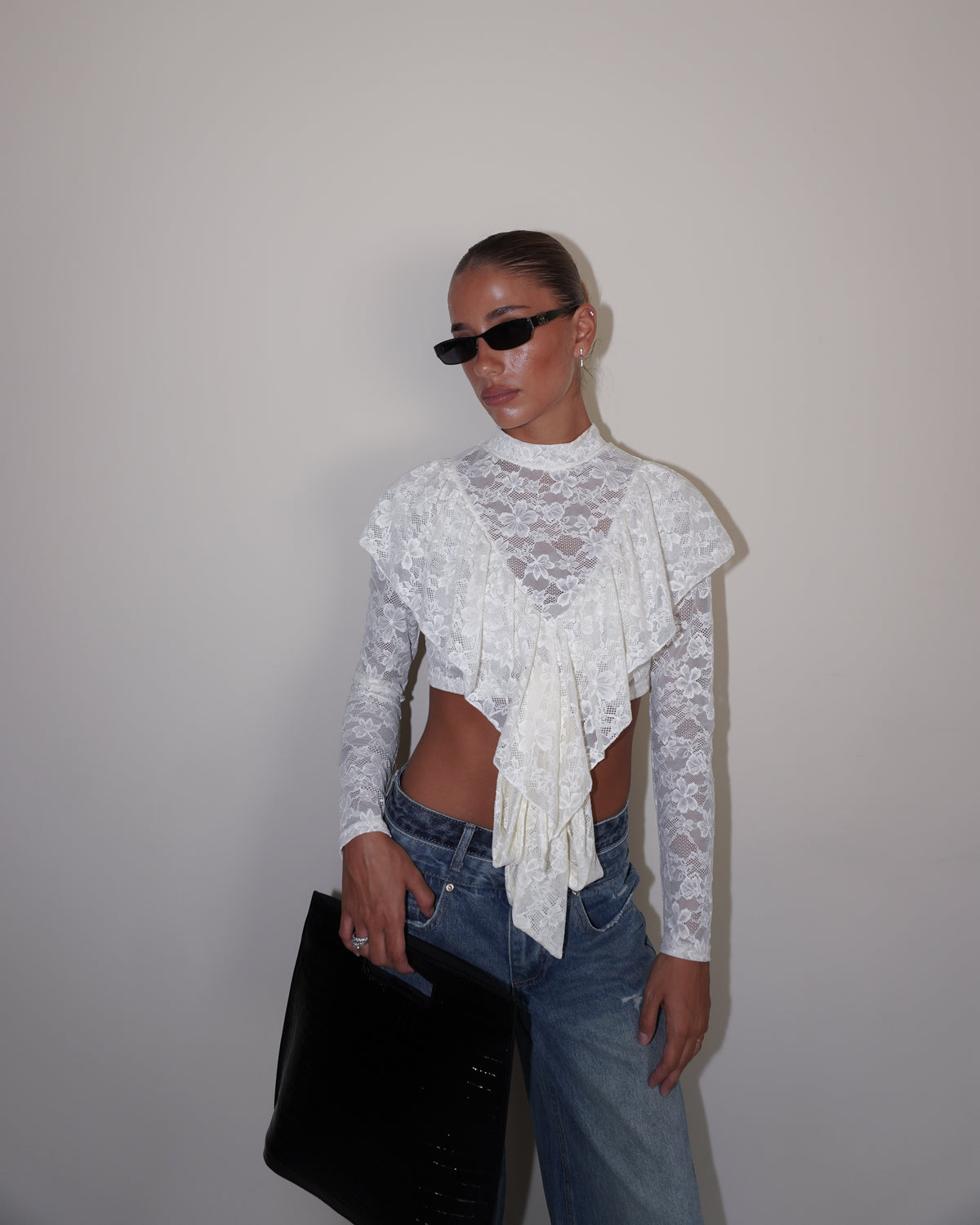 TOP IN PIZZO A MANICHE LUNGHE CON FIOCCHI