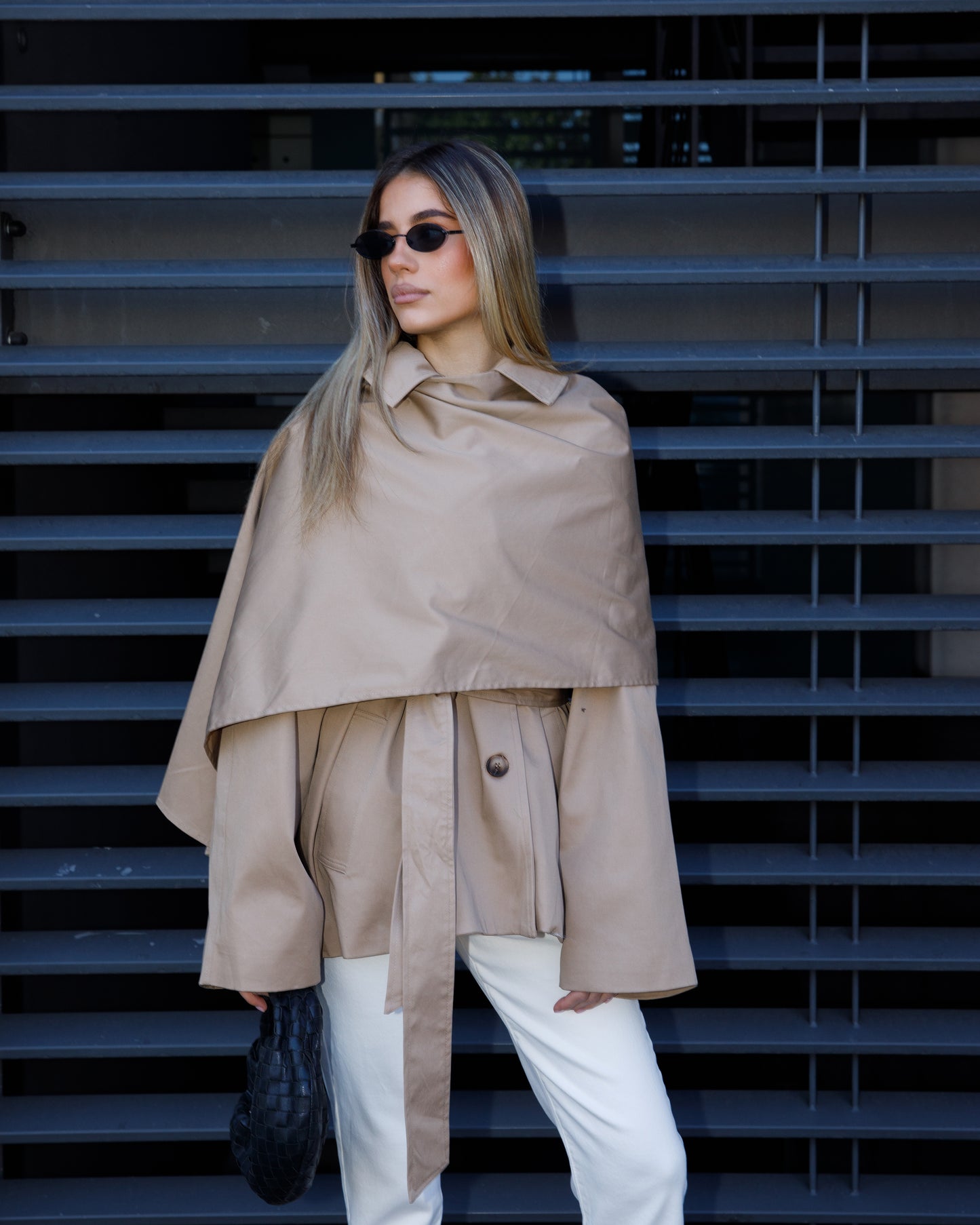 TRENCH CORTO CON MANTELLA LUMINA