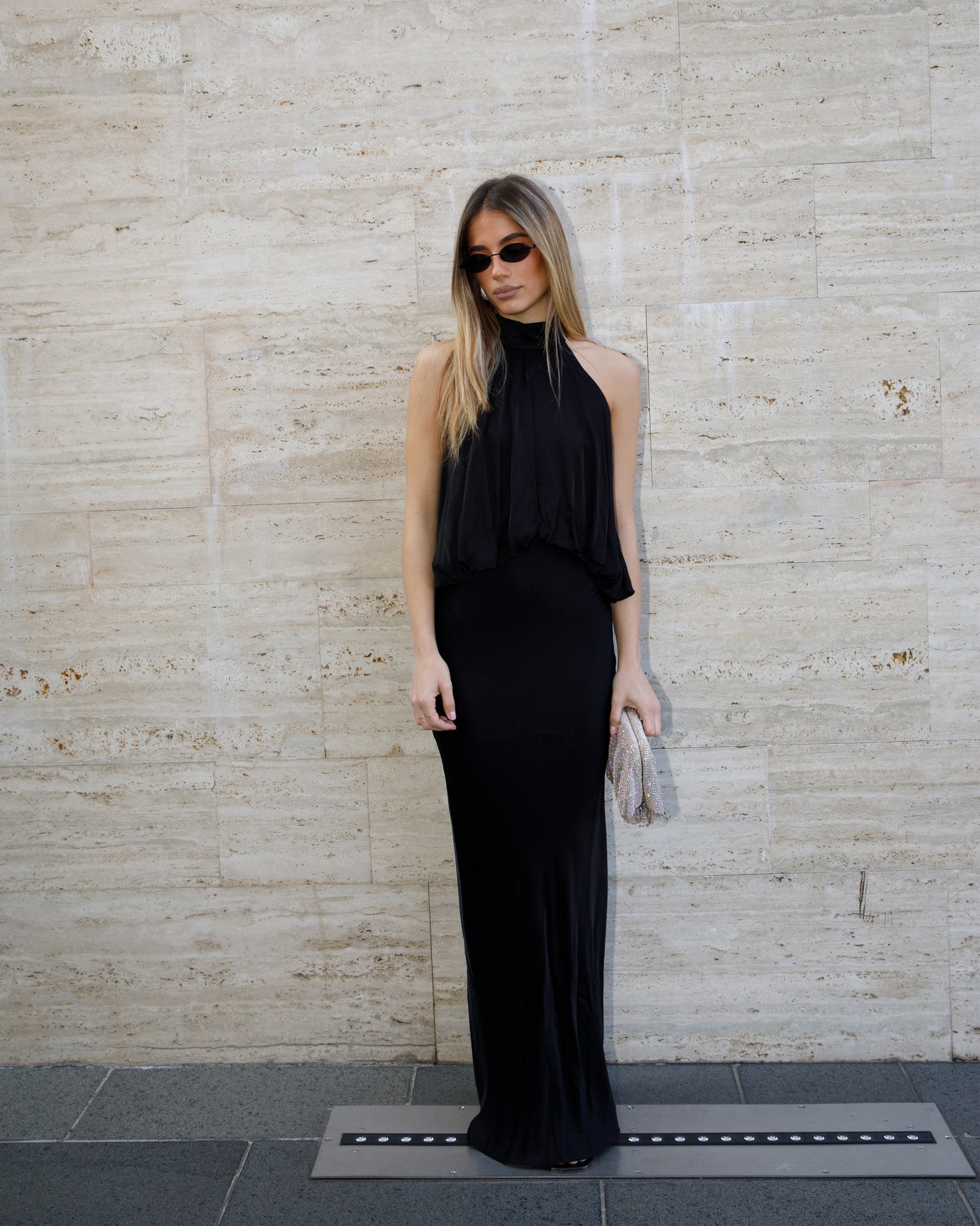 ABITO LUNGO SATINATO SCOLLO HALTER