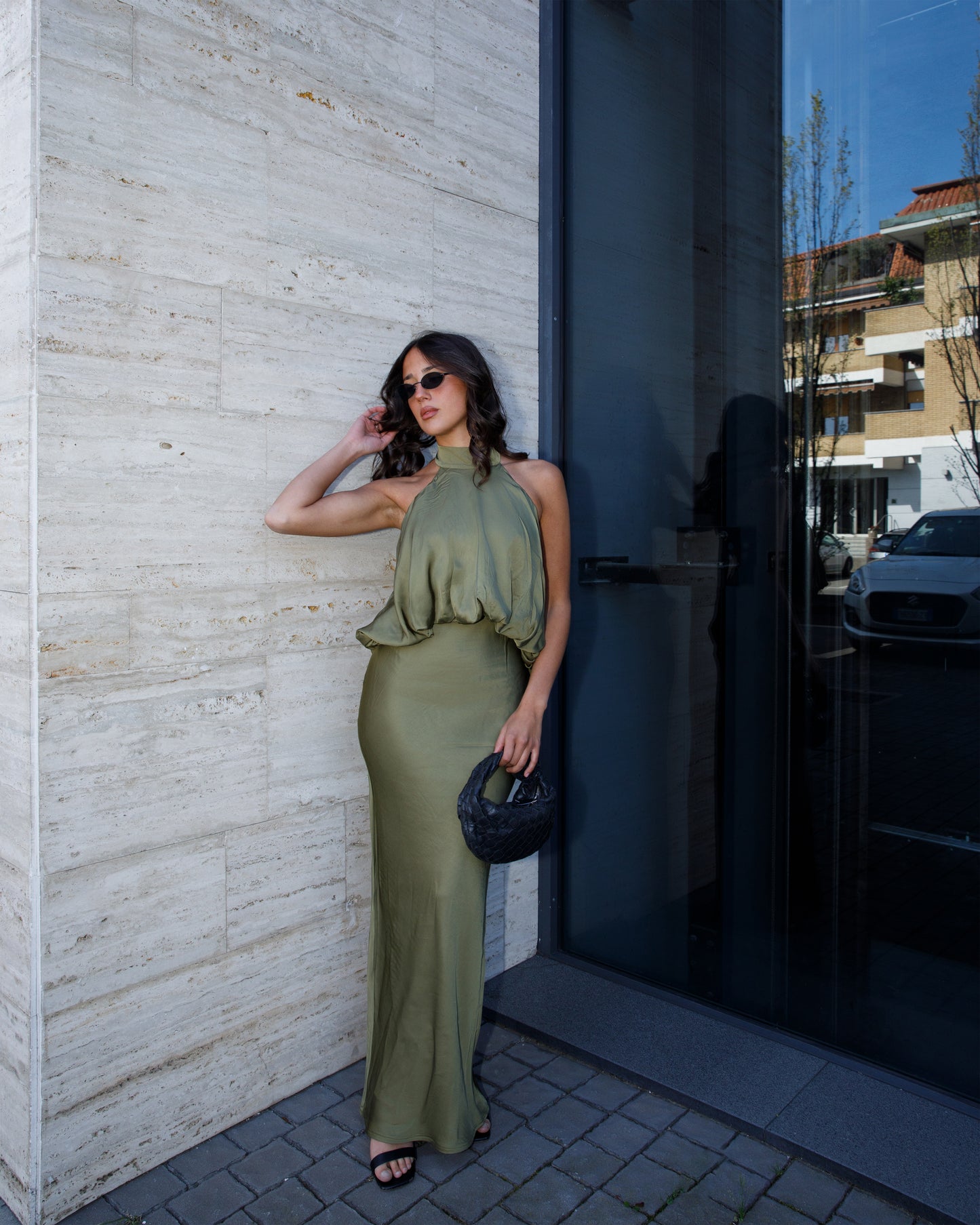 ABITO LUNGO SATINATO SCOLLO HALTER