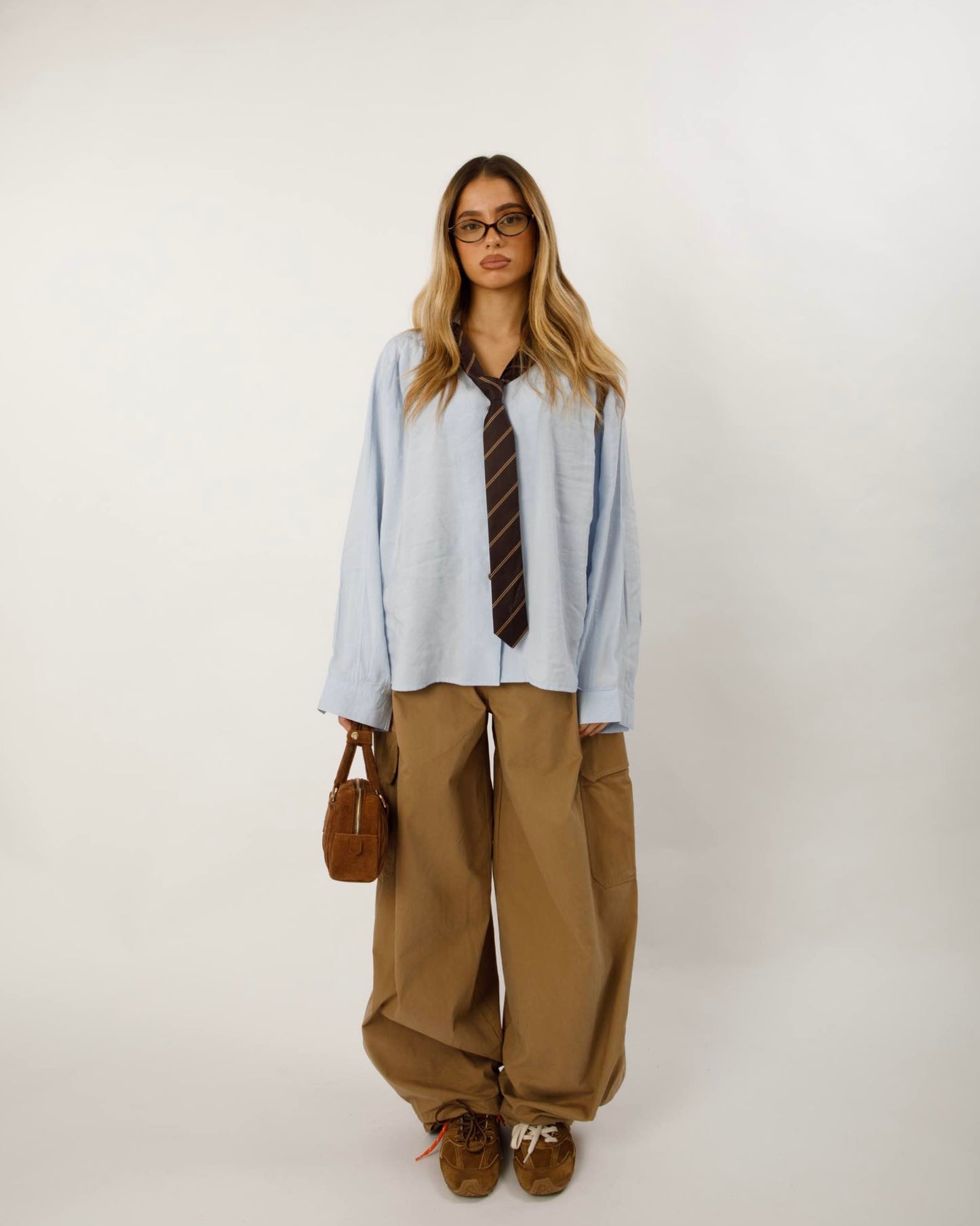 CAMICIA CON PINCES E CRAVATTA