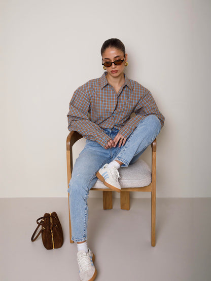 CAMICIA CON SPALLE IMBOTTITE E CHIUSURA ASIMMETRICA