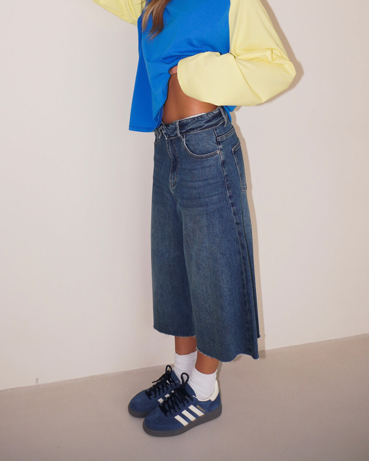 BERMUDA IN DENIM CON RISVOLTO