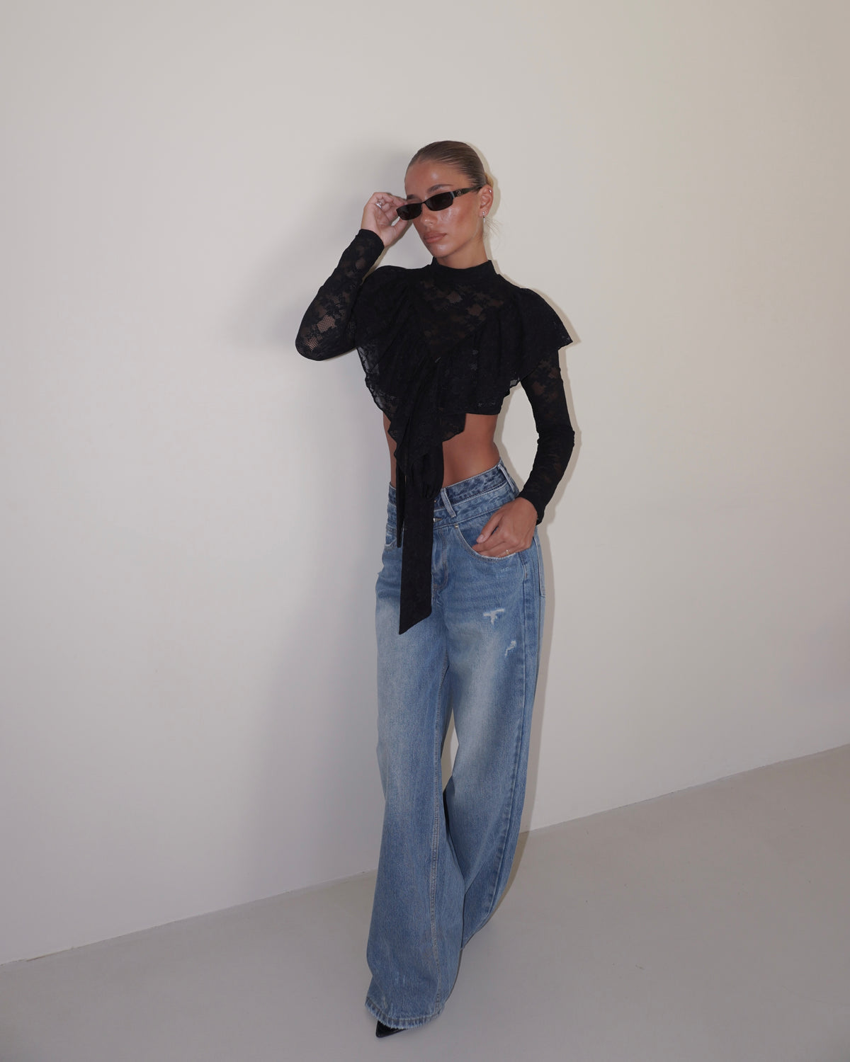 TOP IN PIZZO A MANICHE LUNGHE CON FIOCCHI
