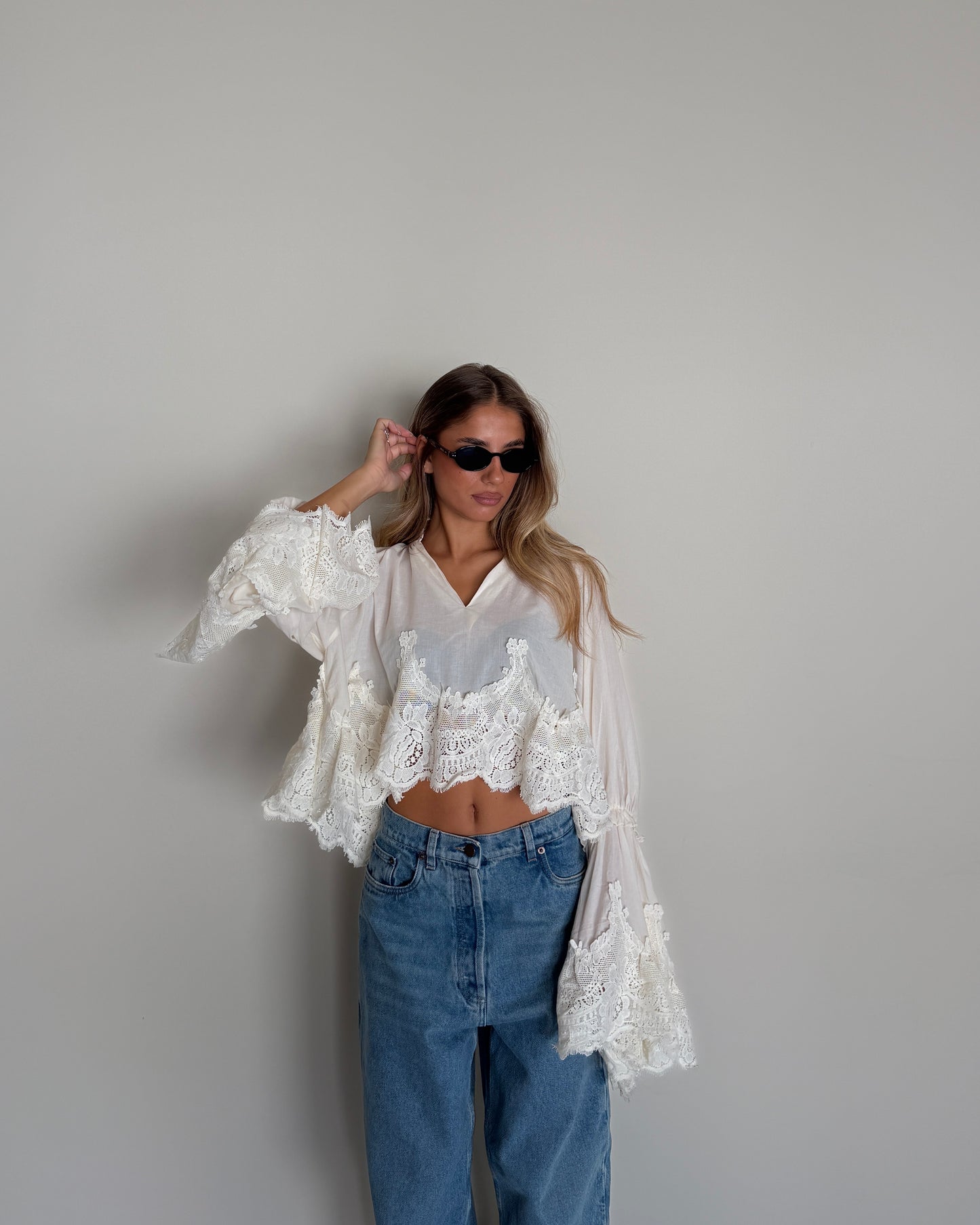 BLUSA CON PIZZO E MANICA AMPIA