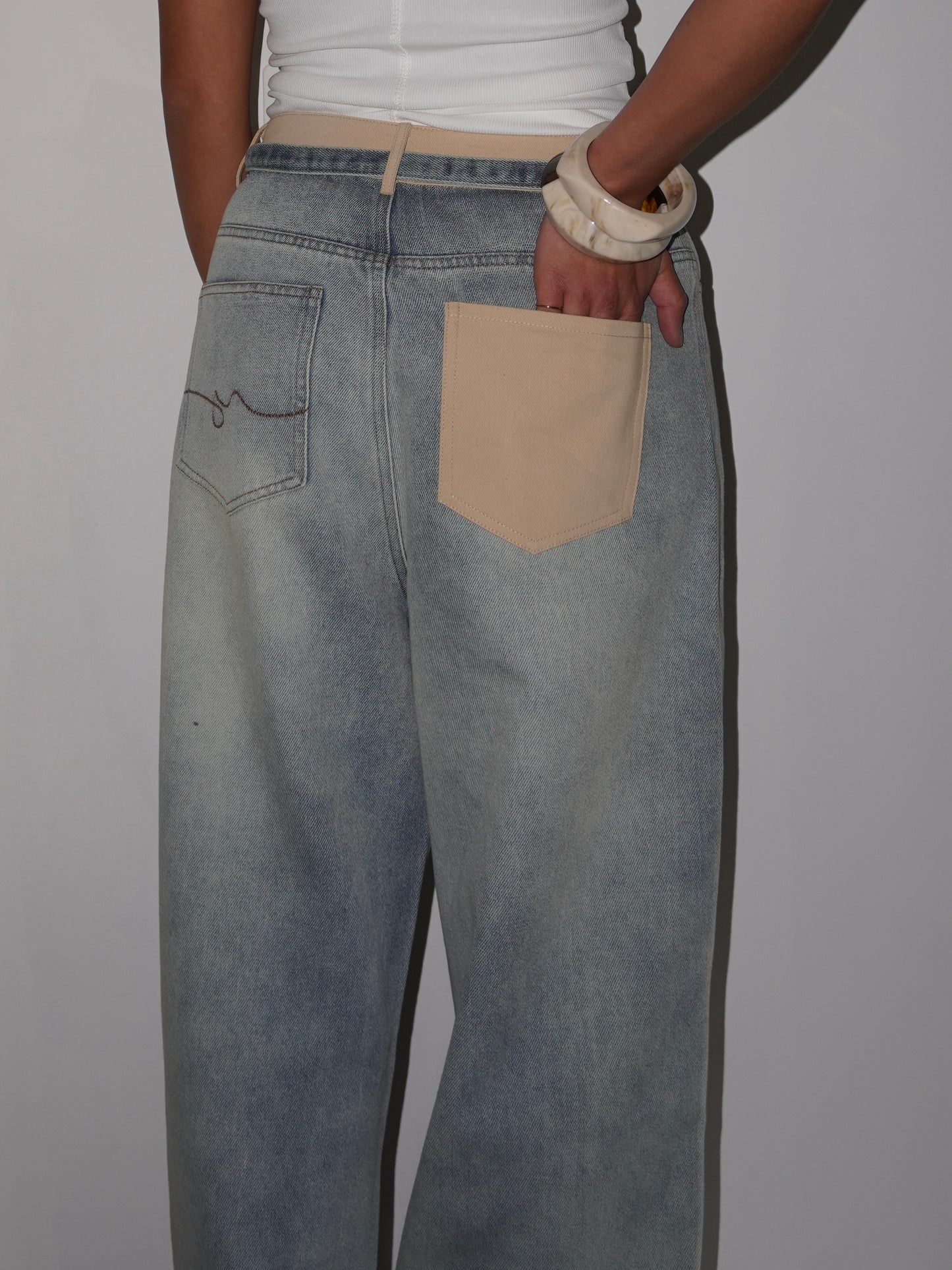 JEANS MOM FIT CON CINTURA