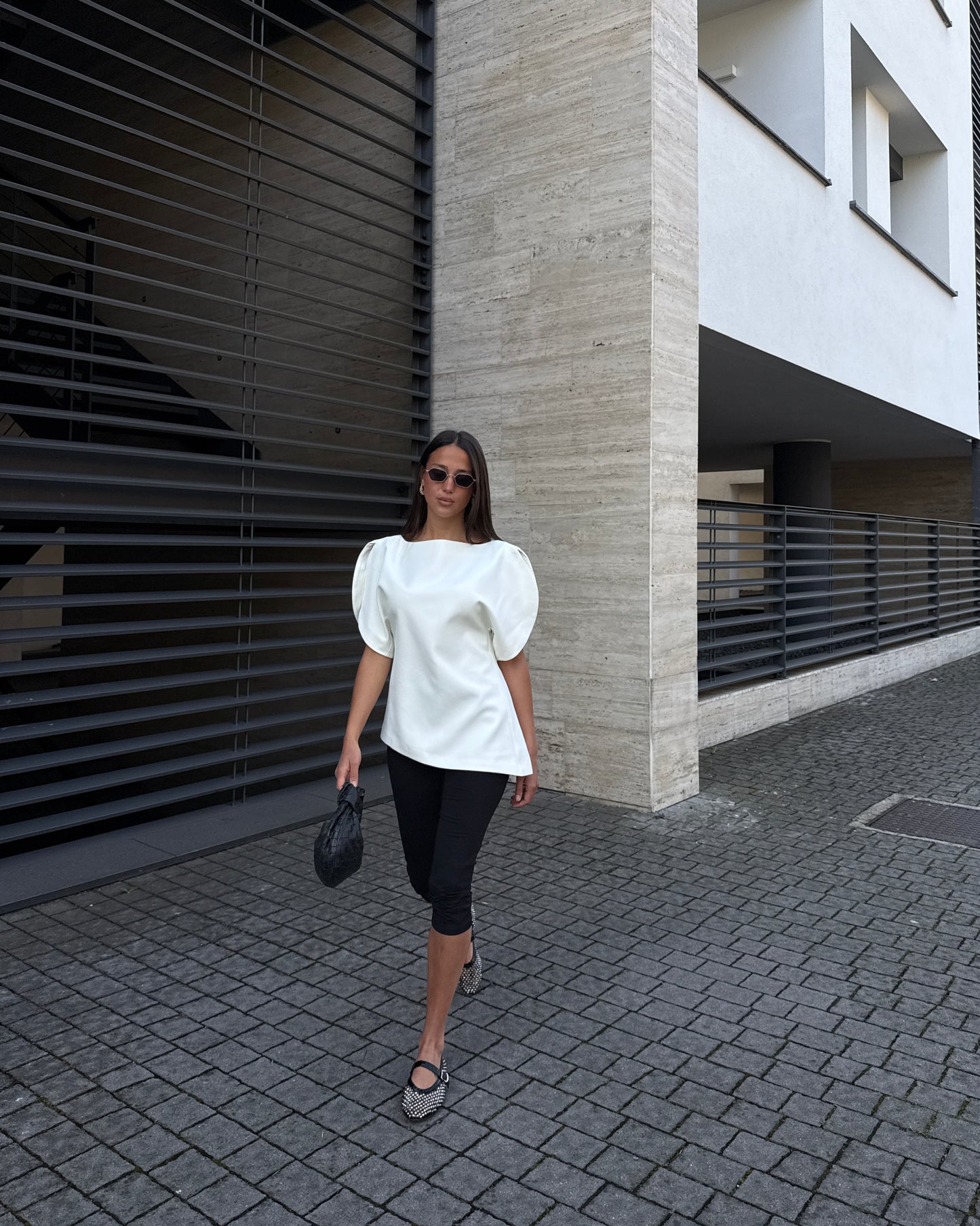 MAGLIA ASIMMETRICA CON APERTURE