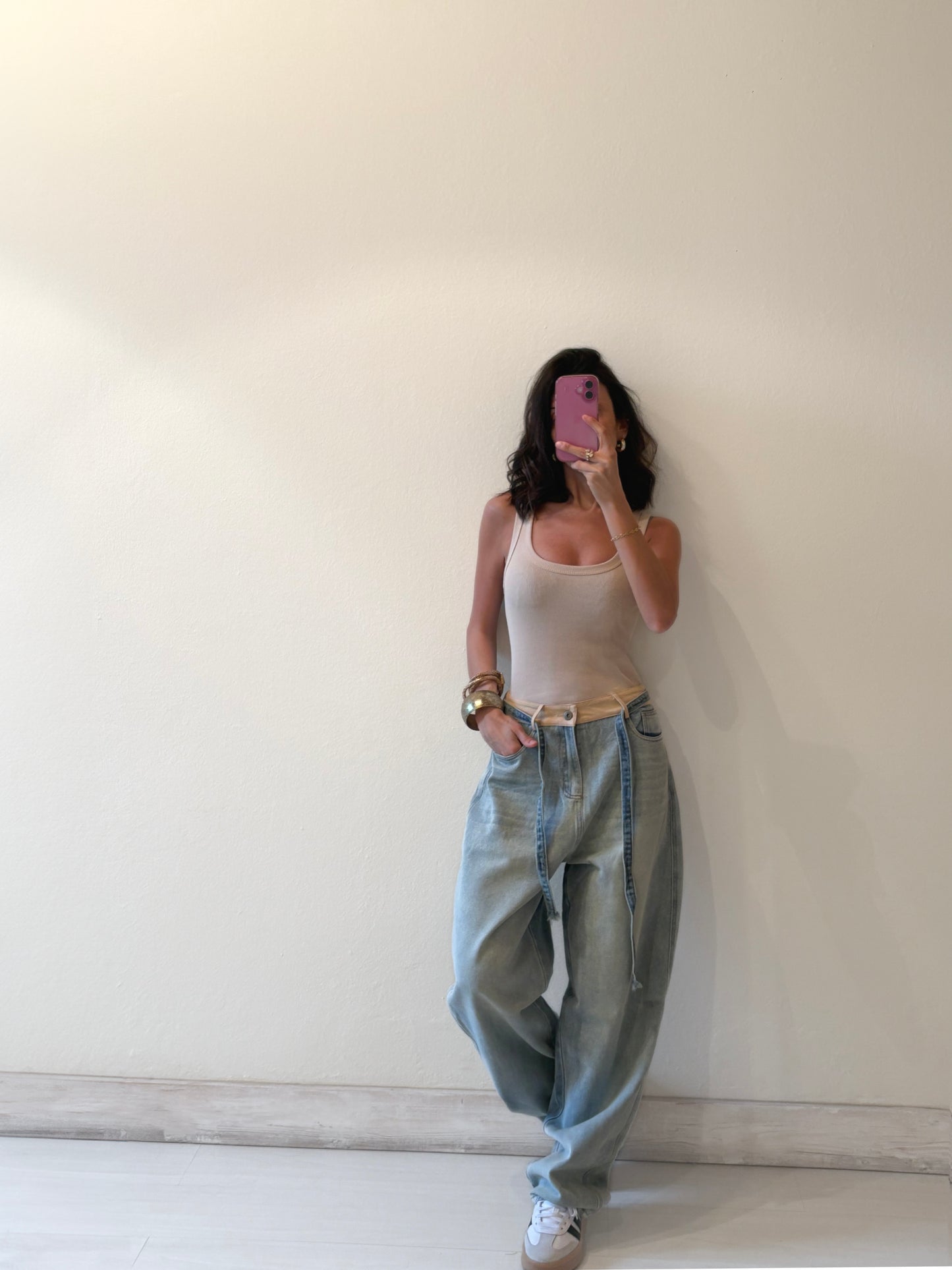 JEANS MOM FIT CON CINTURA