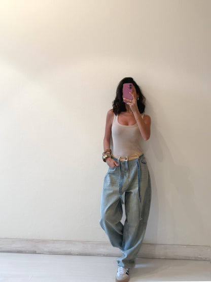 JEANS MOM FIT CON CINTURA