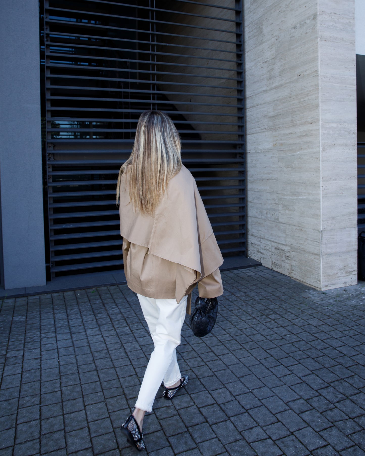 TRENCH CORTO CON MANTELLA LUMINA