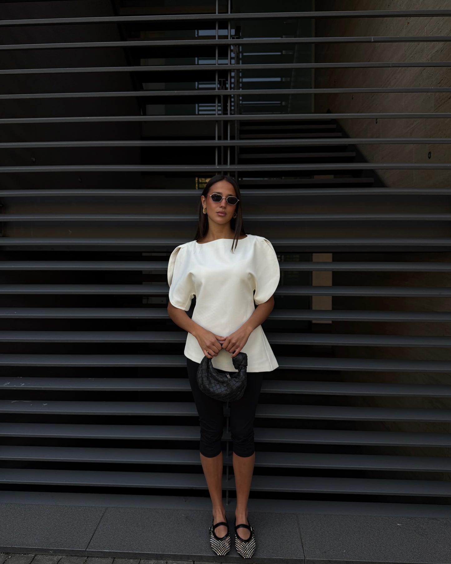 MAGLIA ASIMMETRICA CON APERTURE