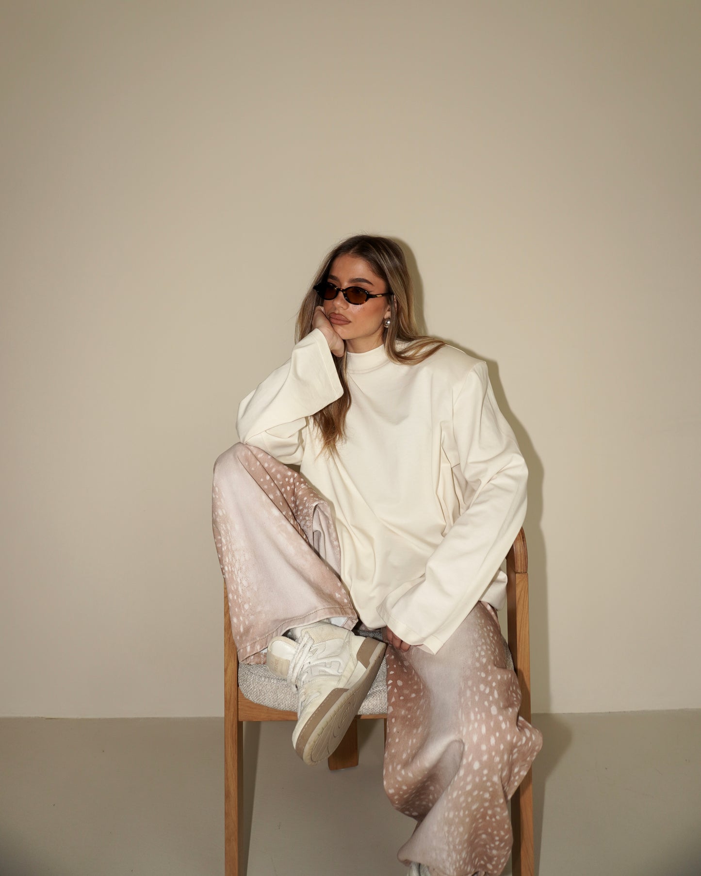 MAGLIA A MANICHE LUNGHE CON SPALLE IMBOTTITE