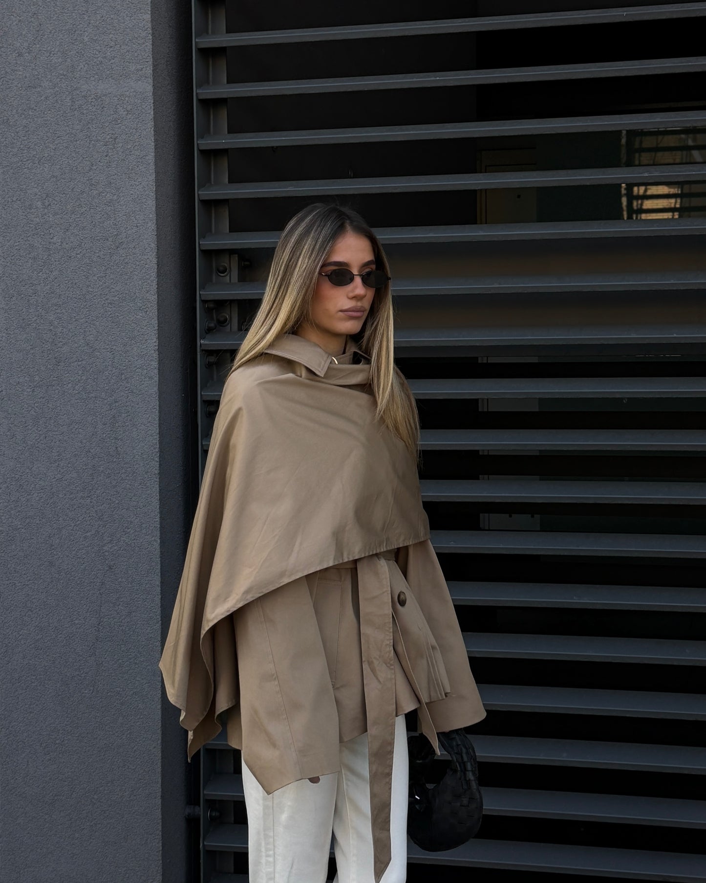 TRENCH CORTO CON MANTELLA LUMINA