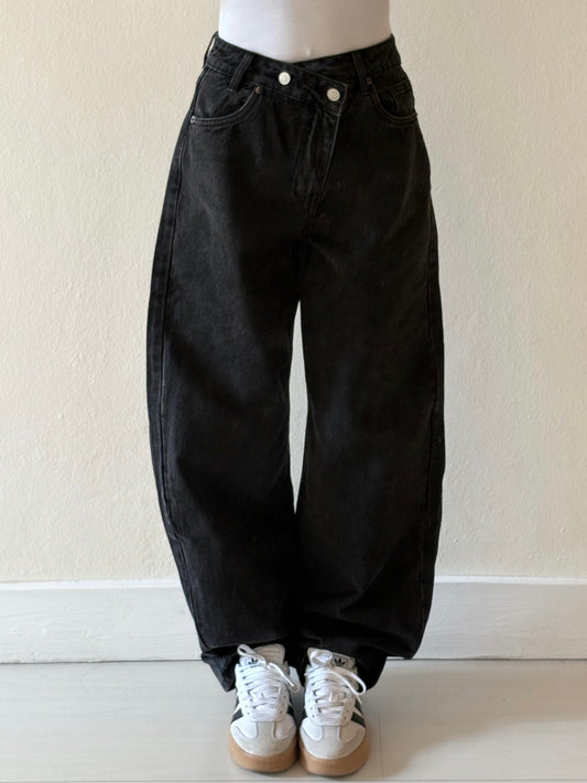 JEANS BALLOON CON CHIUSURA ASIMMETRICA