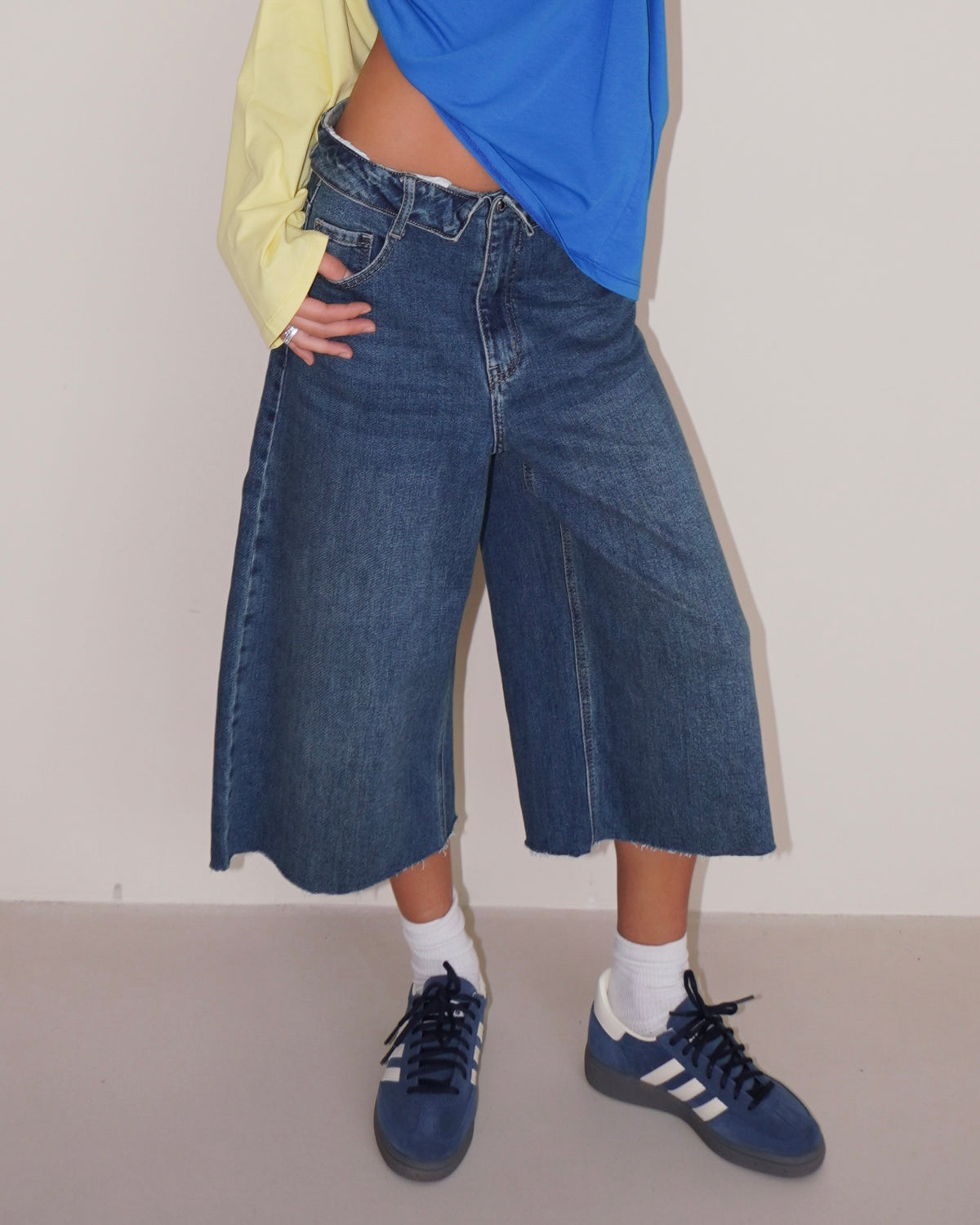 BERMUDA IN DENIM CON RISVOLTO