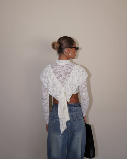 TOP IN PIZZO A MANICHE LUNGHE CON FIOCCHI