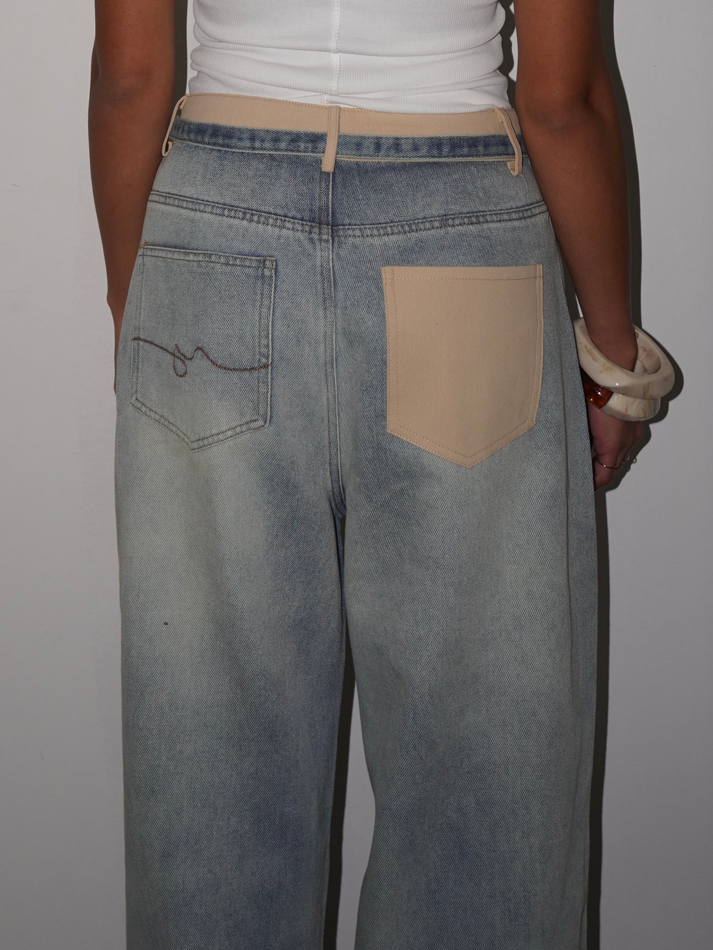 JEANS MOM FIT CON CINTURA