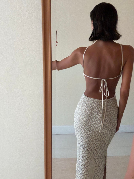 ABITO LUNGO IN PIZZO SCOLLO HALTER