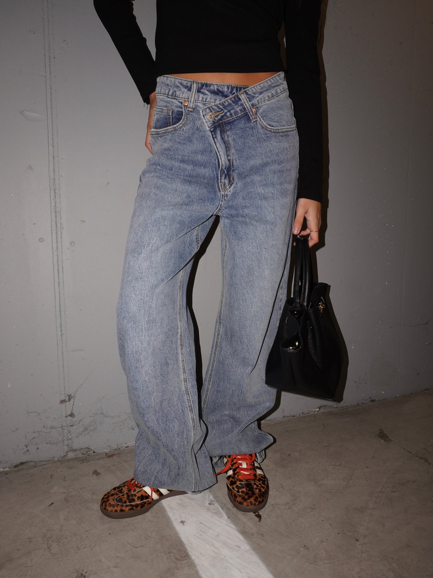 JEANS WIDE LEG CHIUSURA ASIMMETRICA