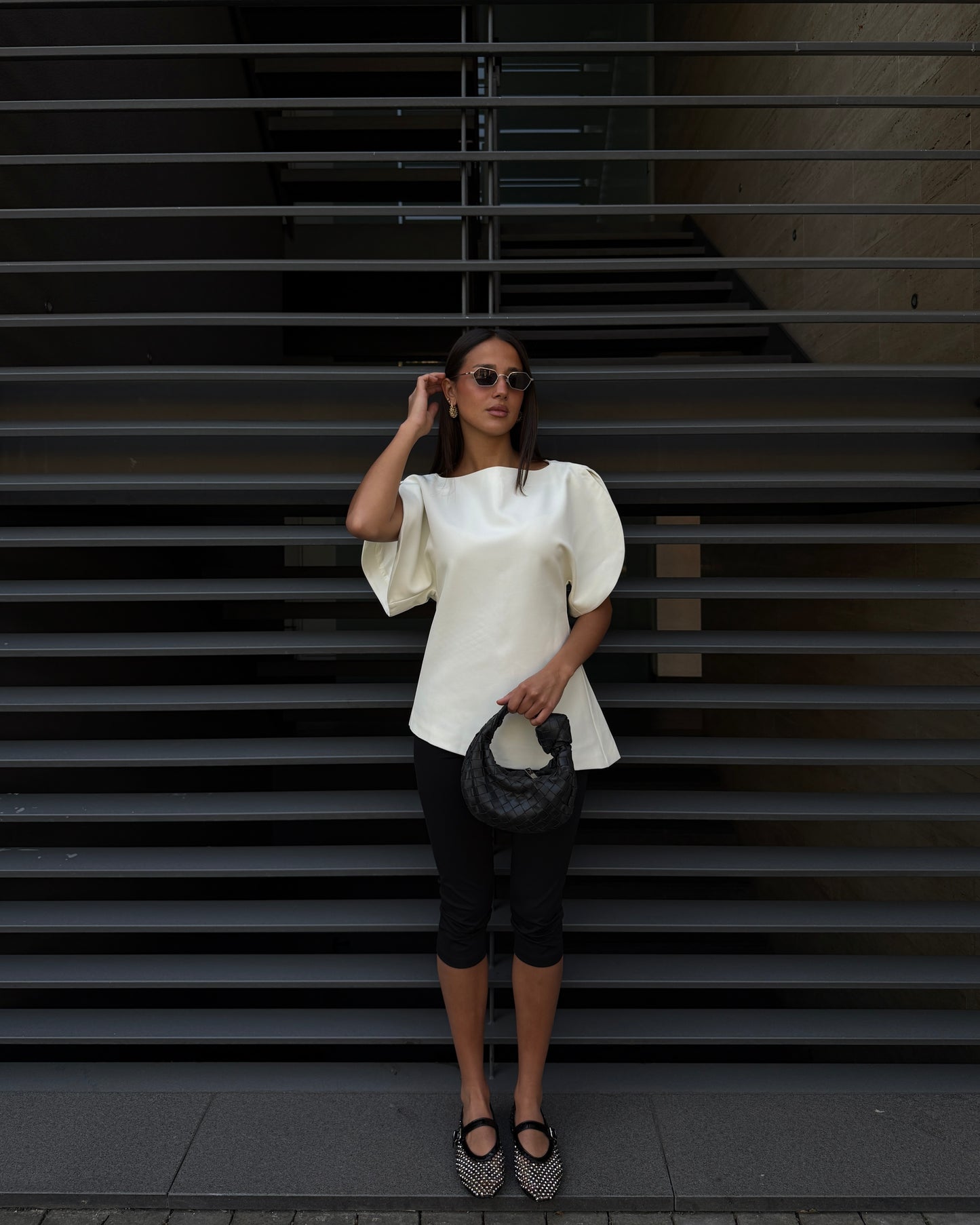 MAGLIA ASIMMETRICA CON APERTURE