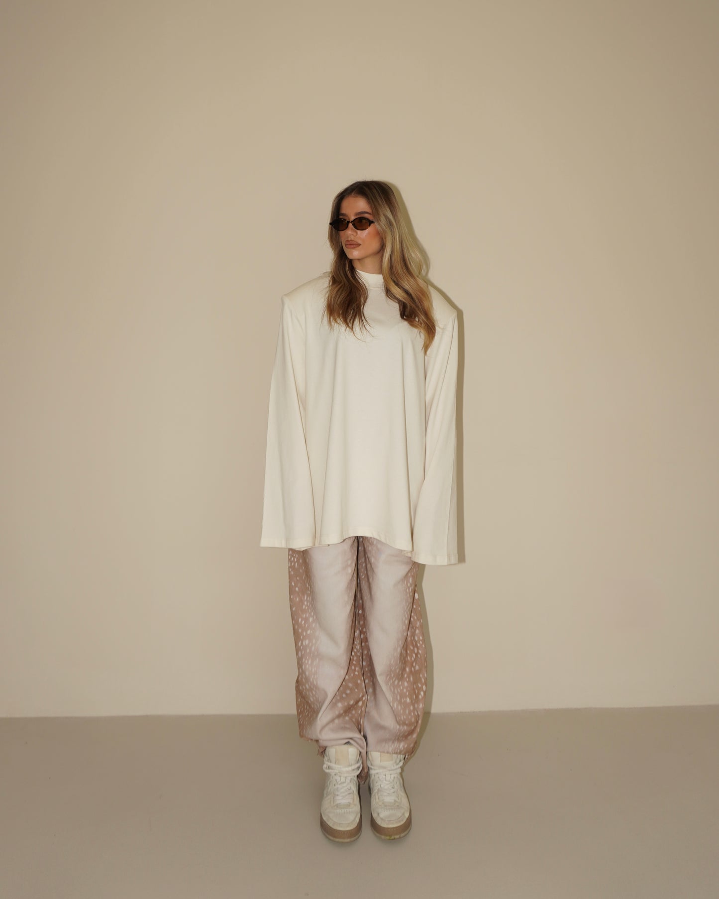 MAGLIA A MANICHE LUNGHE CON SPALLE IMBOTTITE