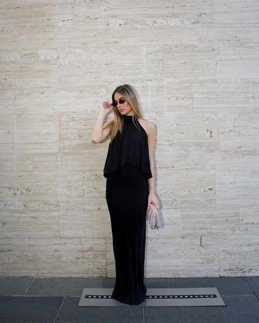 ABITO LUNGO SATINATO SCOLLO HALTER