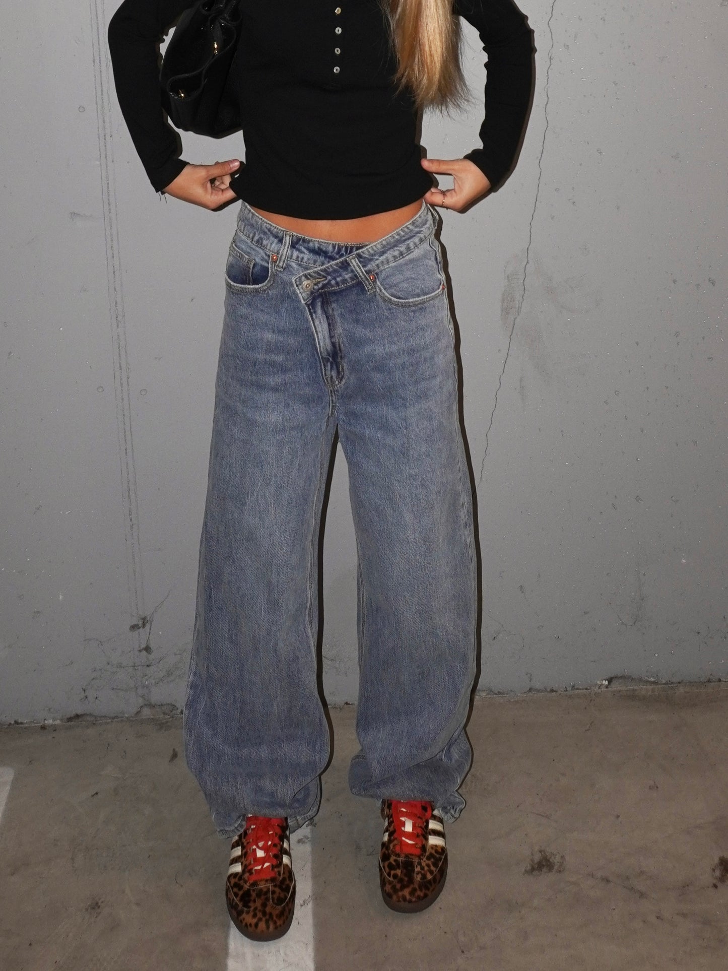 JEANS WIDE LEG CHIUSURA ASIMMETRICA