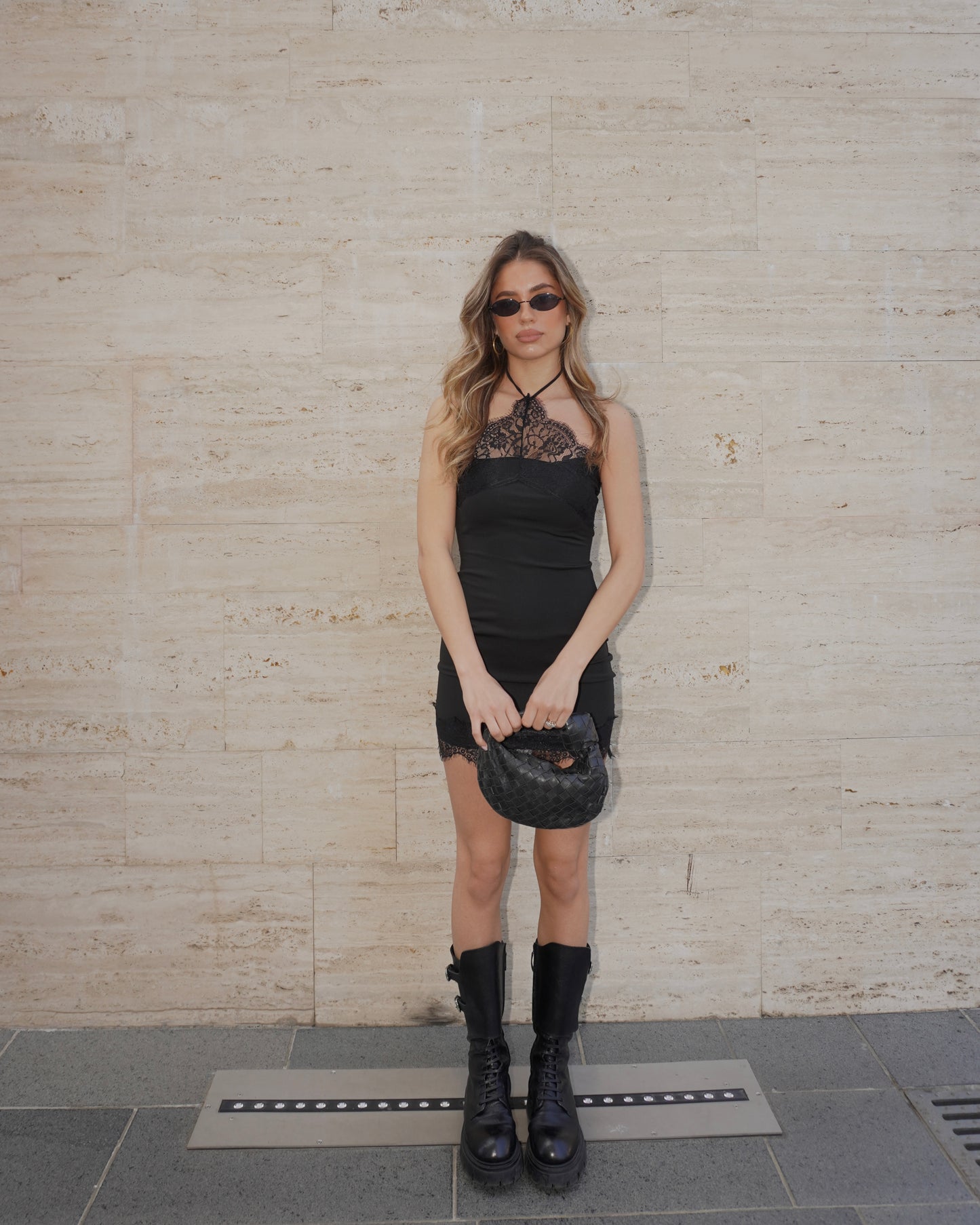 ABITO CON SCOLLO HALTER IN SIMIL RASO E PIZZO