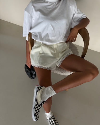 SHORTS CON PINCES E PIZZO