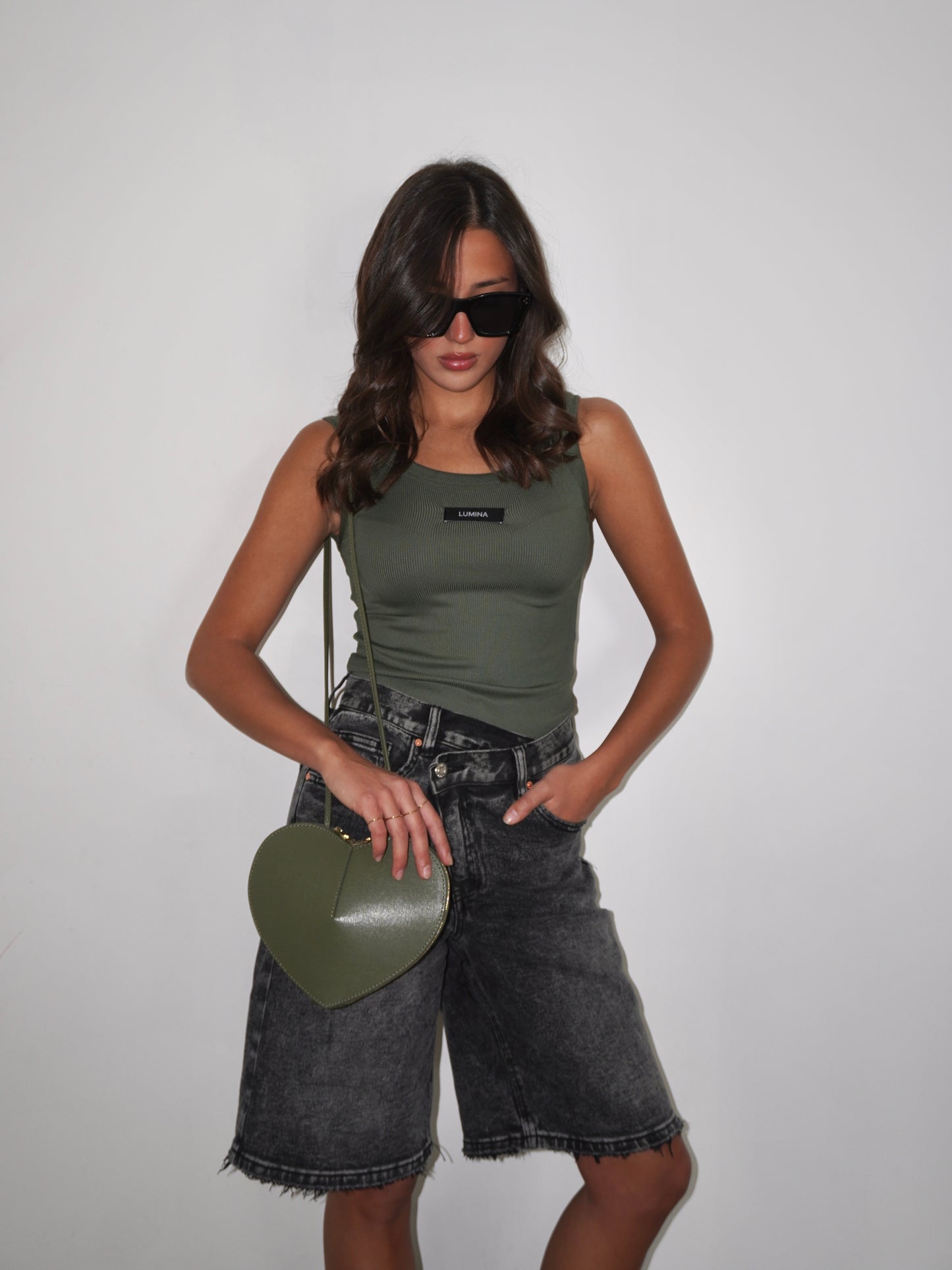 BERMUDA MOM FIT CON CHIUSURA ASIMMETRICA