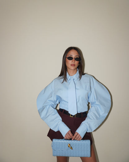 CAMICIA CON MANICA AMPIA E CRAVATTA