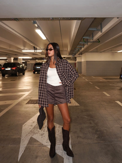 SHORTS IN SIMIL CAMOSCIO CON BORCHIE