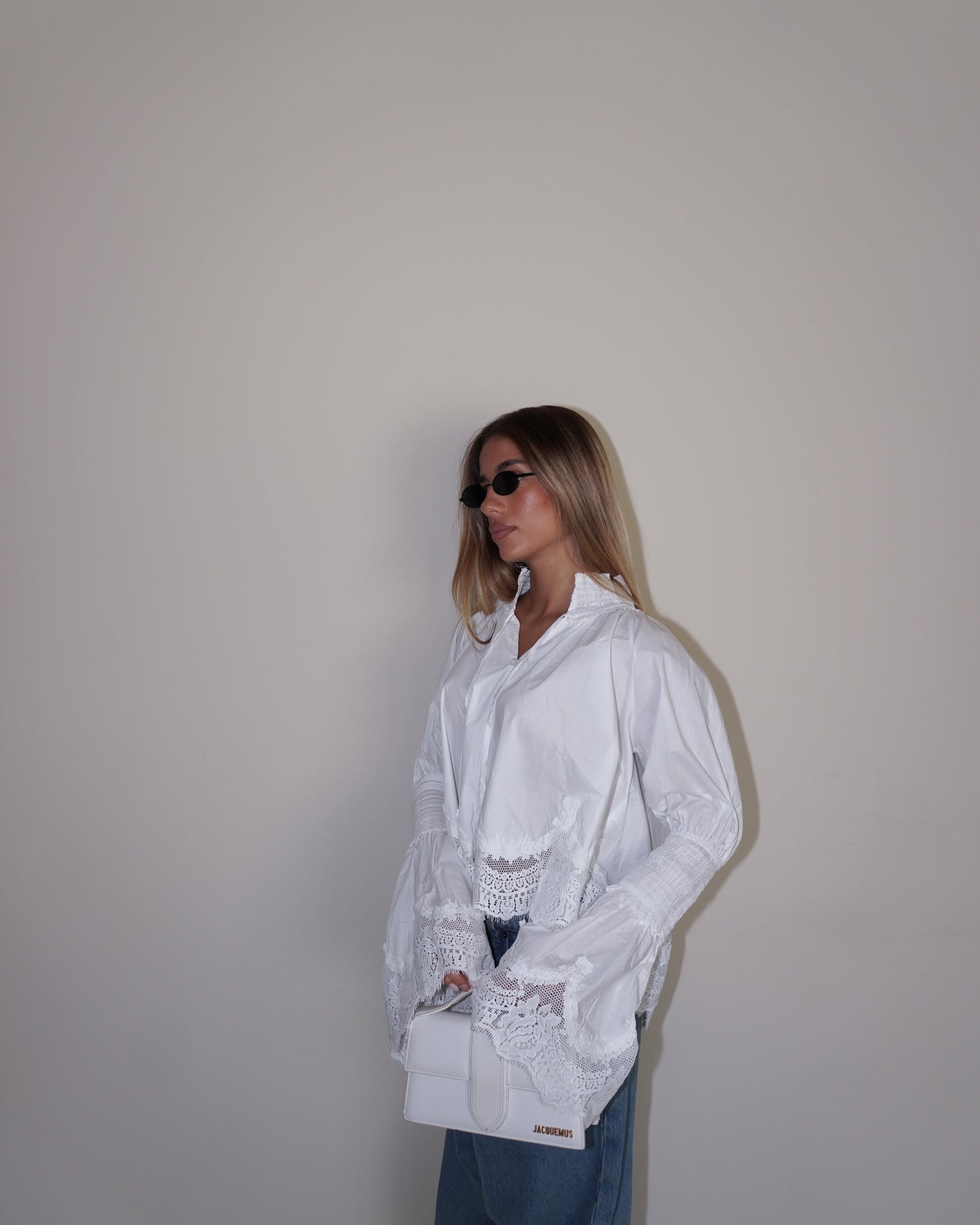 BLUSA CON PIZZO E MANICHE AMPIE