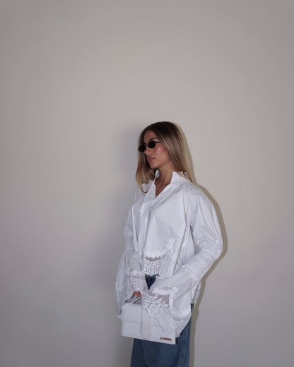 BLUSA CON PIZZO E MANICHE AMPIE