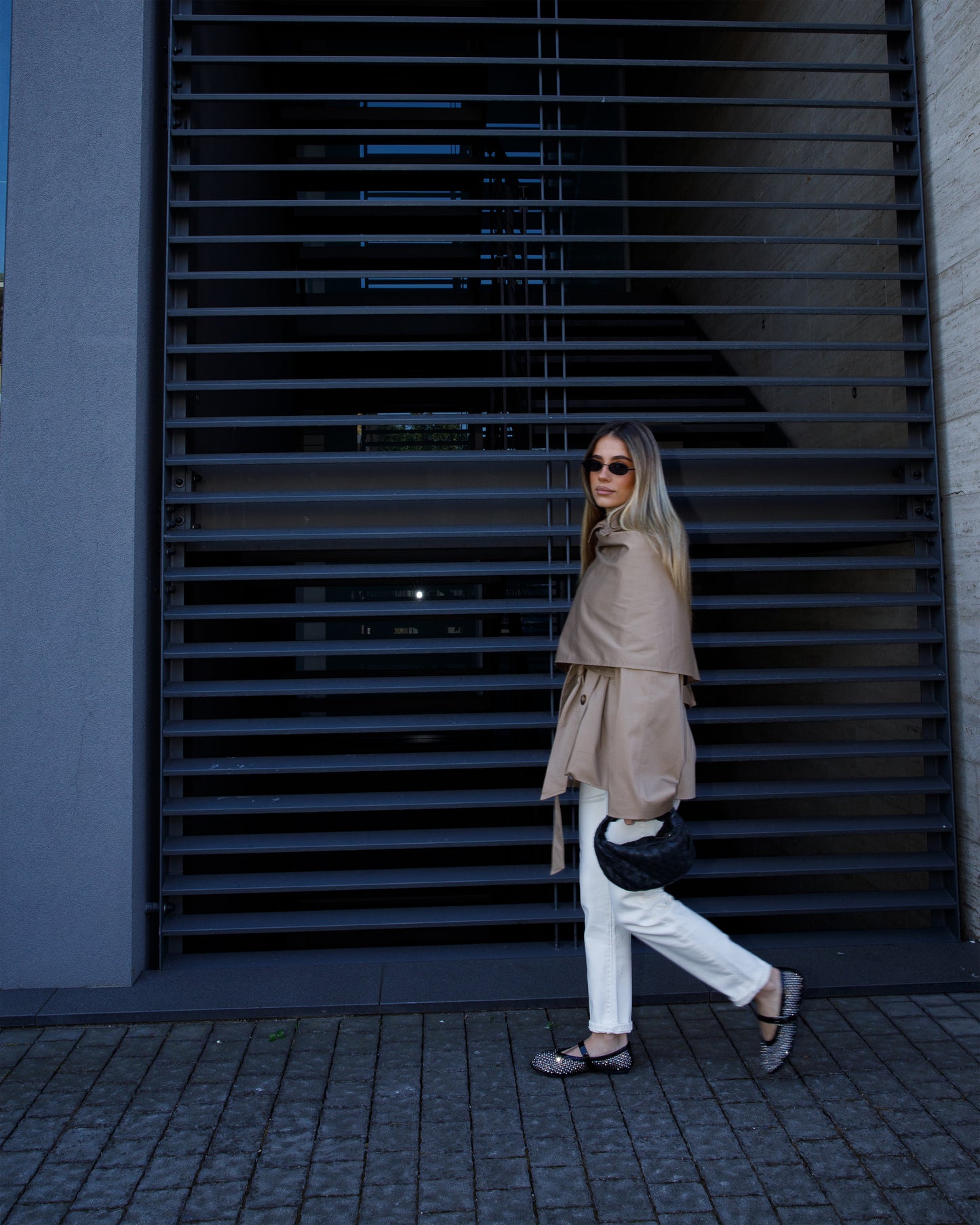 TRENCH CORTO CON MANTELLA LUMINA