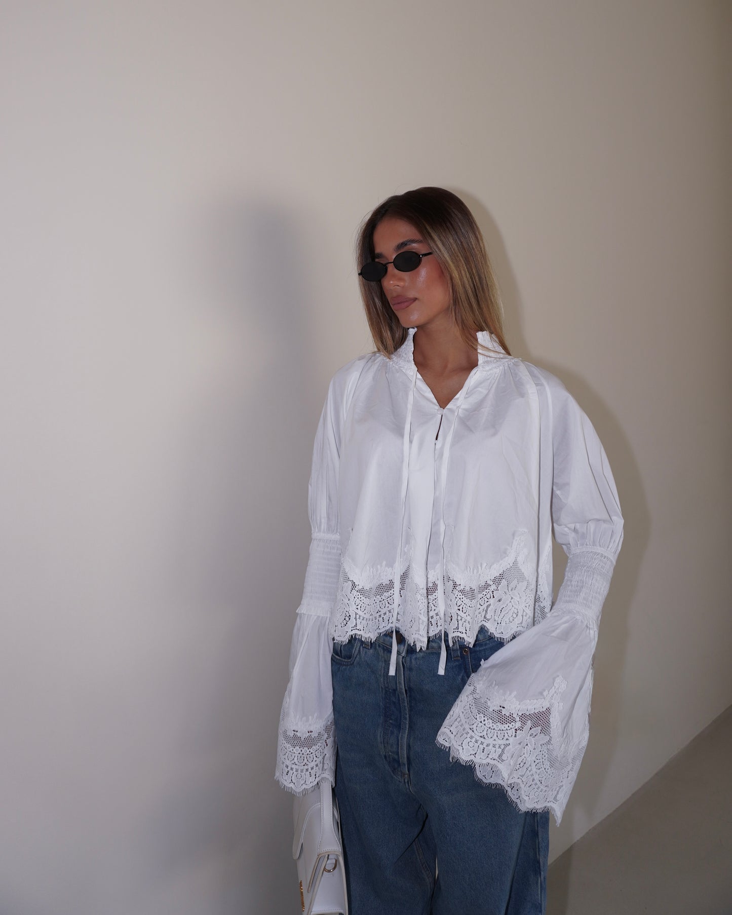 BLUSA CON PIZZO E MANICHE AMPIE