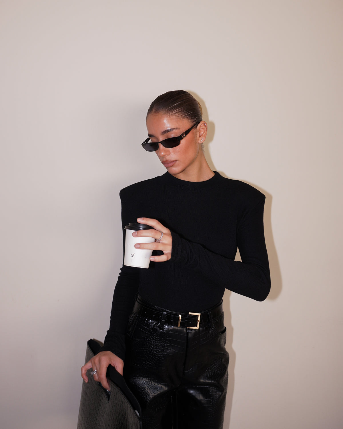 BODY CON MANICHE LUNGHE E SPALLE IMBOTTITE