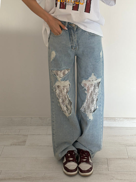 JEANS GAMBA AMPIA CON STRAPPI E PIZZO