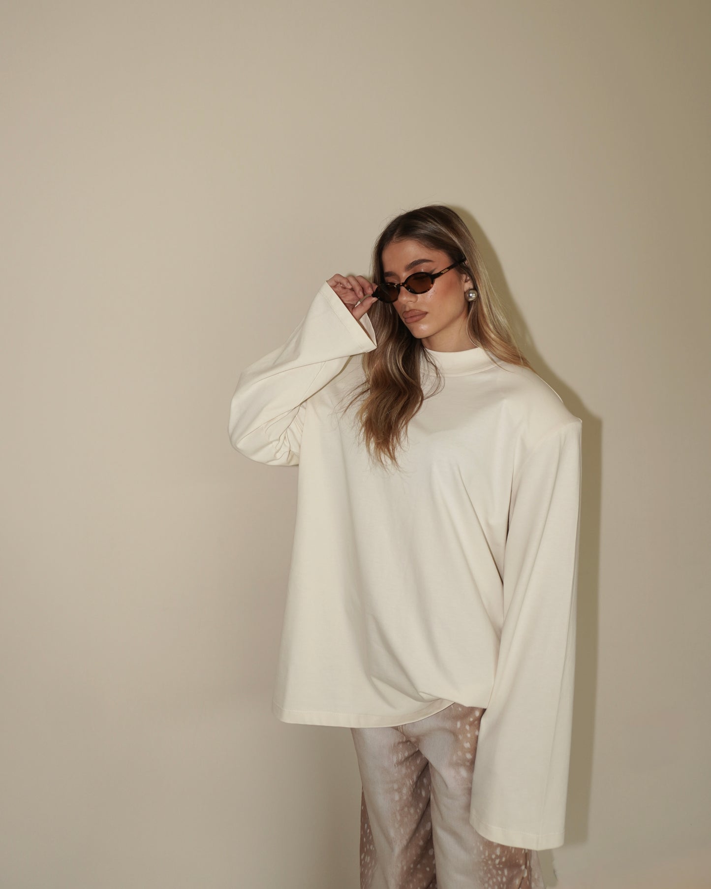 MAGLIA A MANICHE LUNGHE CON SPALLE IMBOTTITE