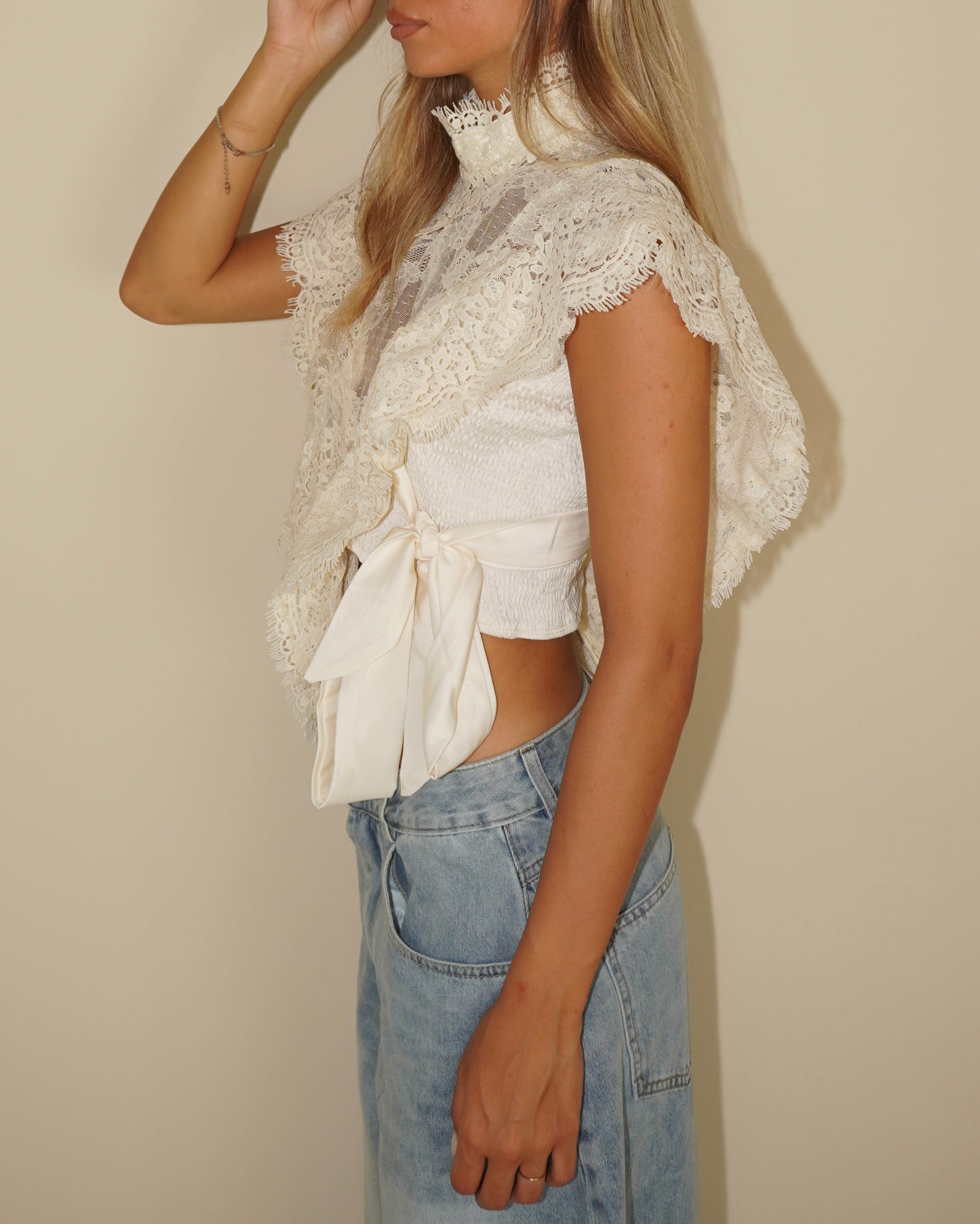 TOP IN PIZZO CON FIOCCHI LATERALI